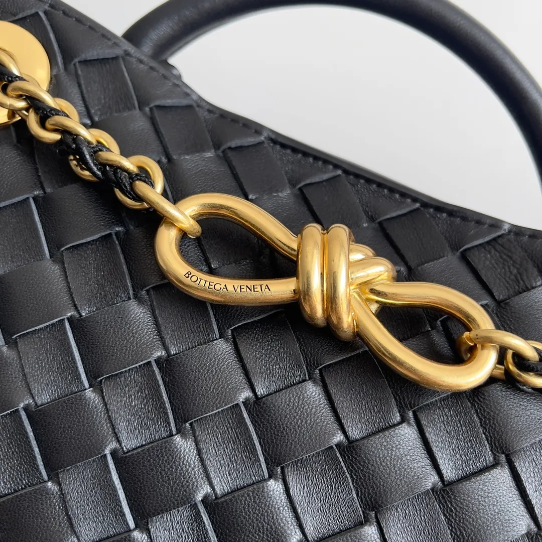 Batch 1960 BOTTEGA VENETA 2024 spring and summer new small ANDIAMO chain bag is also available! 🔥🔥I believe many friends have been waiting for a long time. The metallic chain adds a touch of sophistication to the original softness and elegance of Andiamo. The collision of classic craftsmanship and elegance creates a different kind of beauty. Style number: 786008 Size: 25*22*10.5cm